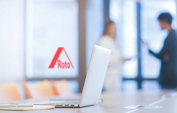 roto-office-laptop-and-people-700x450px