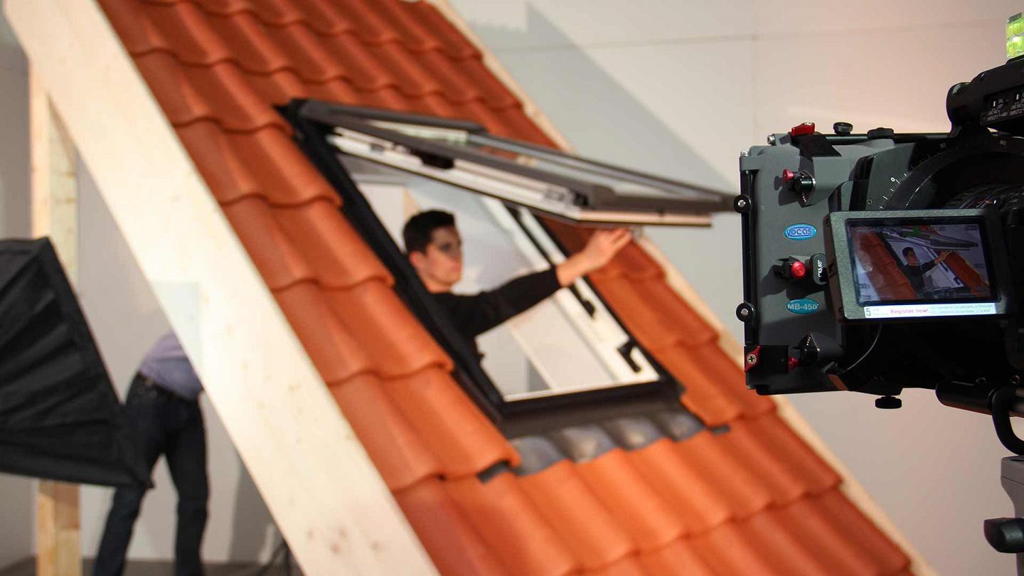 Einbau eines Dachfensters wird gefilmt