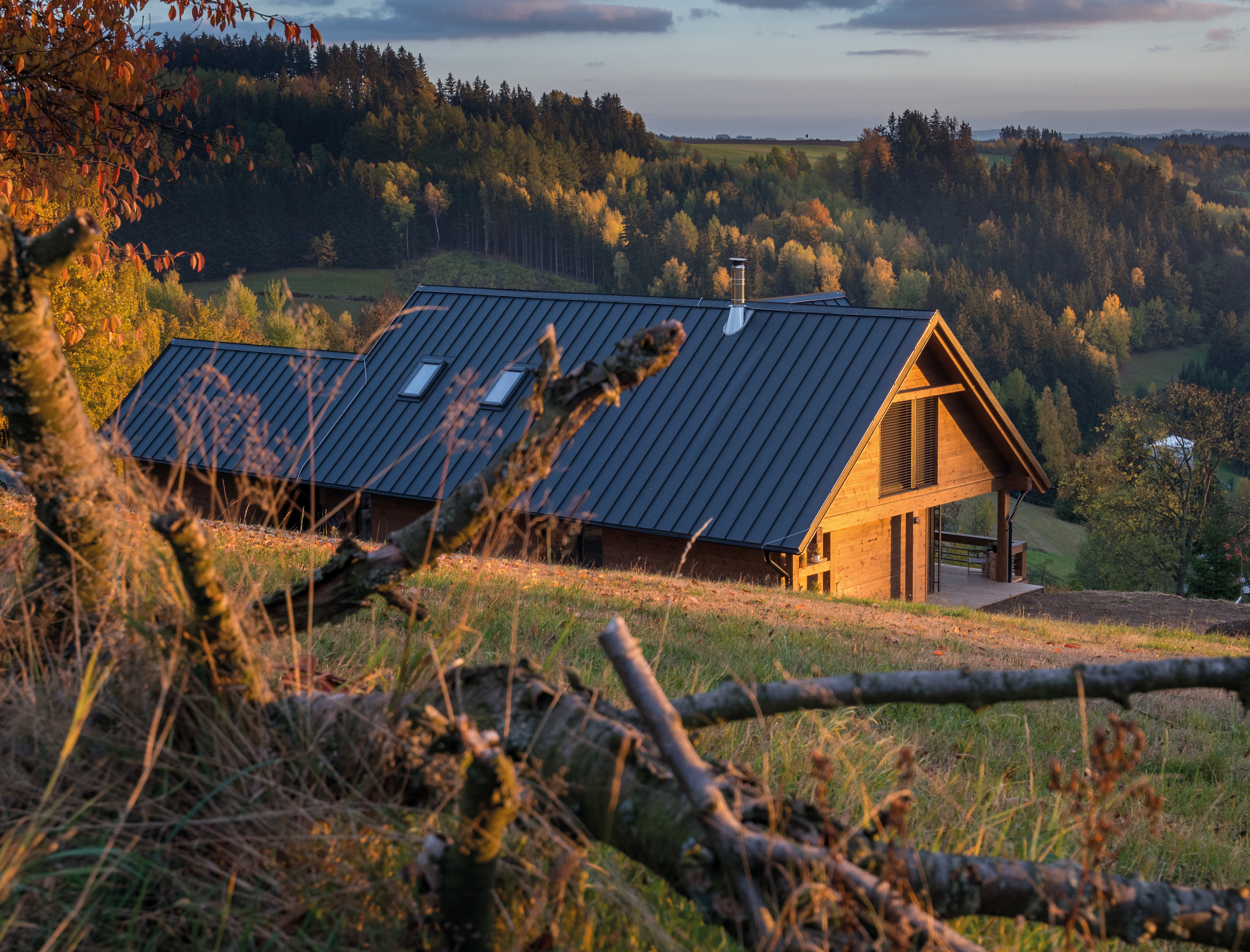 Haus von hinten mit Roto Dachfenstern und Blick auf die Berge in der Ferne